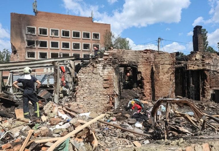 俄罗斯今天上午空袭乌克兰中部城市波塔瓦（Poltava），造成2人死亡、11人受伤以及一座征兵中心受损。路透