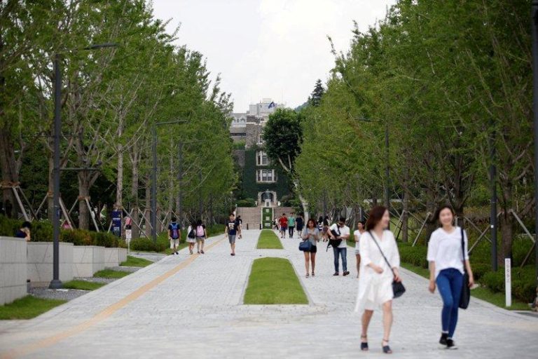 虽然由于学生人数减少，延世大学近年来的学费收入下滑，但该校也靠着「并购企业」开辟出新的财源。  路透