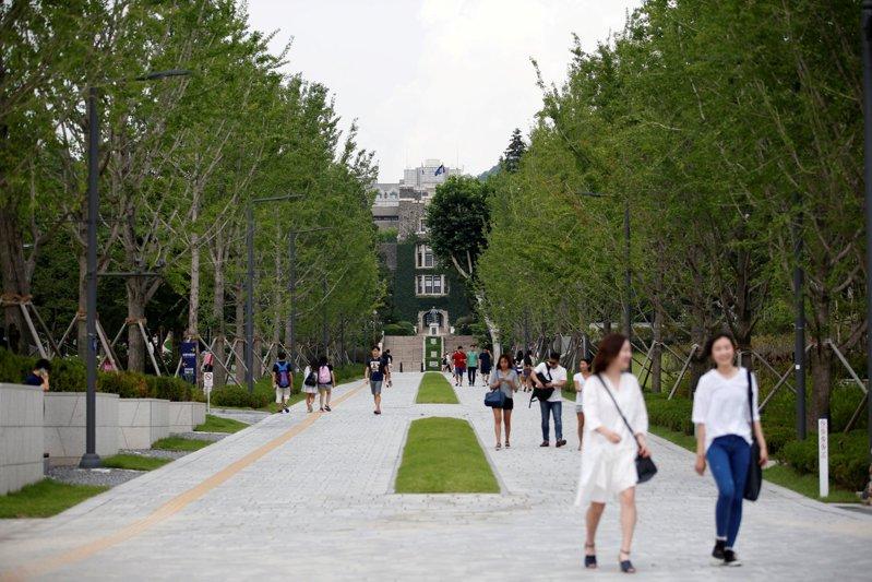 虽然由于学生人数减少,延世大学近年来的学费收入下滑,但该校也靠着「并购企业」开辟出新的财源。 路透