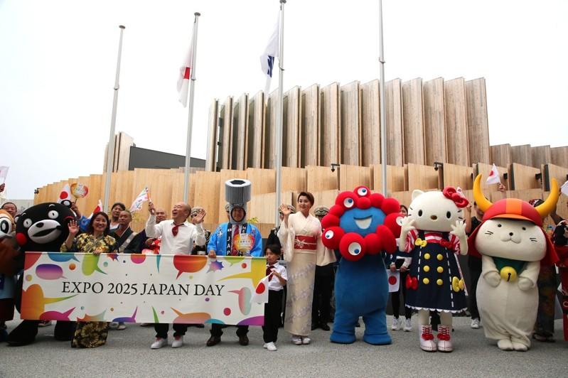 今天是大阪世博「日本日」,日本政府举办庆典。活动还特别安排由世博特殊应援吉祥物「凯蒂猫」、「熊本熊」、「彦根喵(Hikoniyan,彦喵)等参与游行。中央社