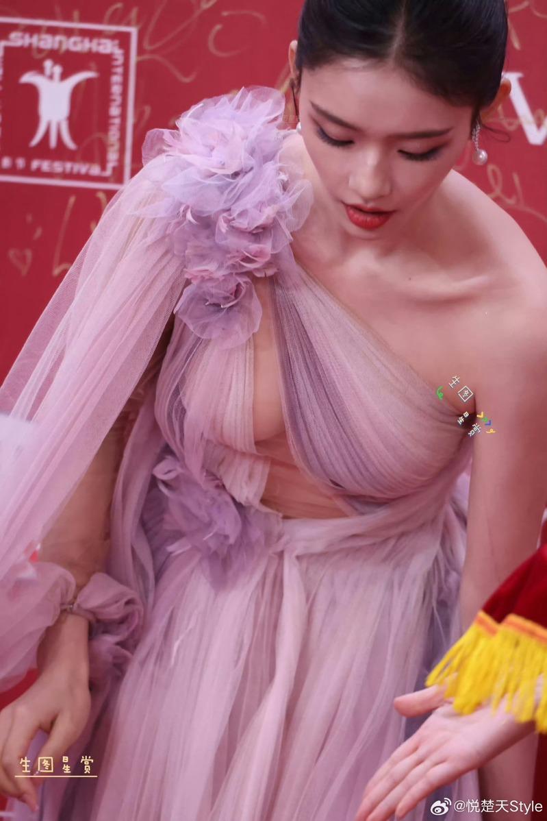 林允上月现身时尚芭莎年度派对活动时以金色爆乳透视礼服亮相。(取材自微博)