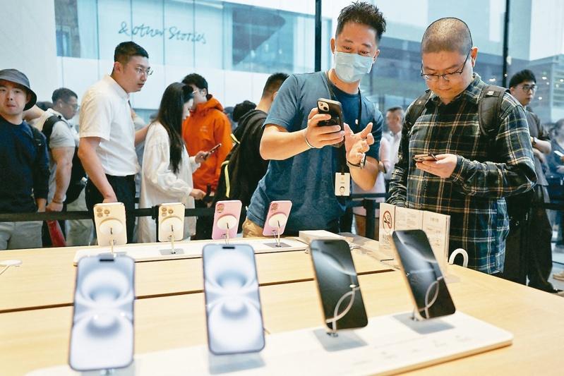 苹果iPhone 16在中国降价促销,带动买气,图为北京一家苹果门市展售的iPhone 16系列手机。(路透)