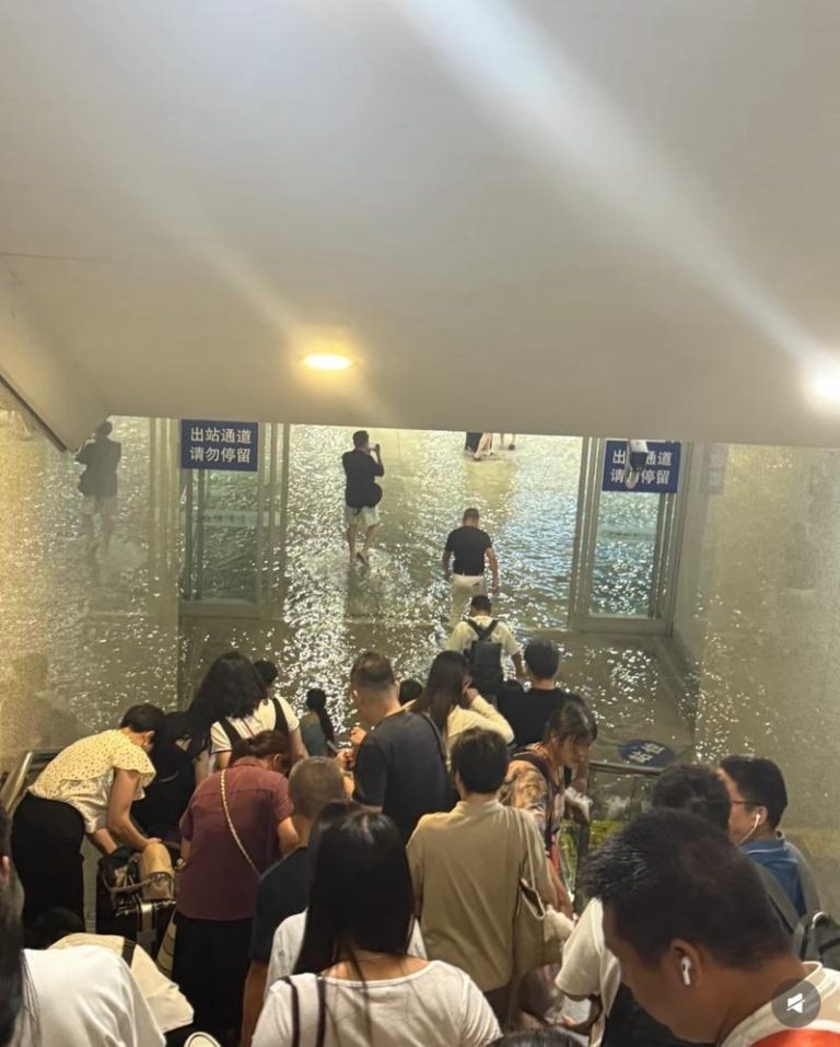 成都东站因暴雨严重积水，影响乘客出行。（取材自小红书）