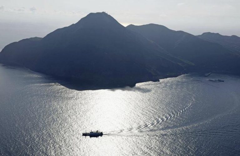 受到日本大灾难预言的影响，亚洲多国民众对赴日旅游却步。图为因为地震频繁，日本鹿儿岛十岛村恶石岛部分村民4日晨搭船撤离，前往鹿儿岛市避难。（美联社）