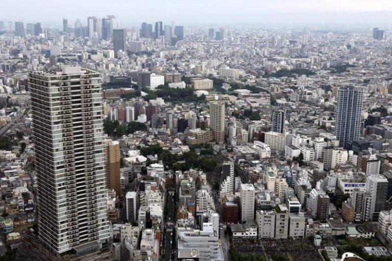 日本漫画家预言大地震，网络盛传末日时间是日本时间的7月5日清晨4时18分，引起亚洲网友关注。图为东京池袋区。日本城市示意图。(欧新社)