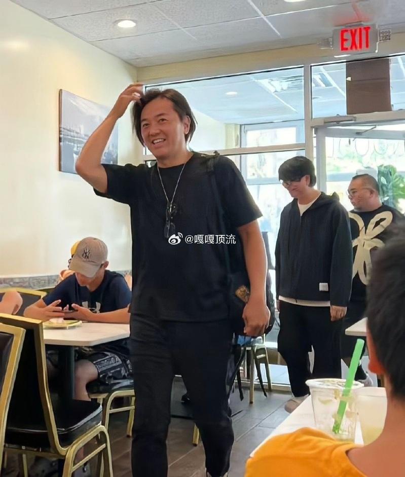郑伊健在美国被网友巧遇，外型有点发福。(摘自微博)