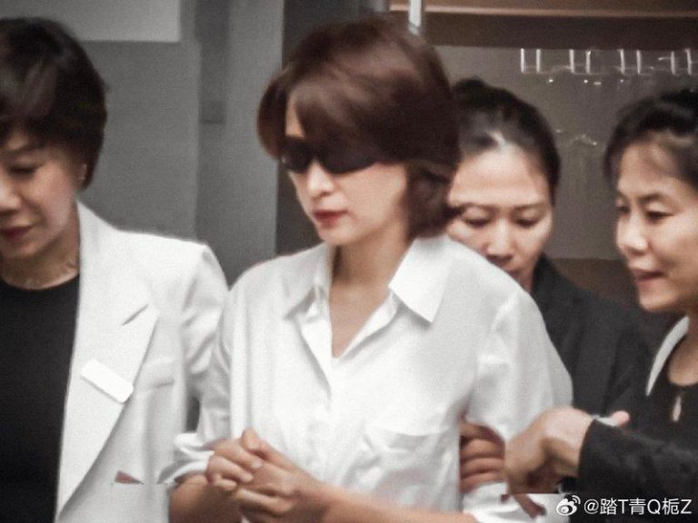 董卿到眼科医院看诊，两手有人搀扶。(取材自微博)