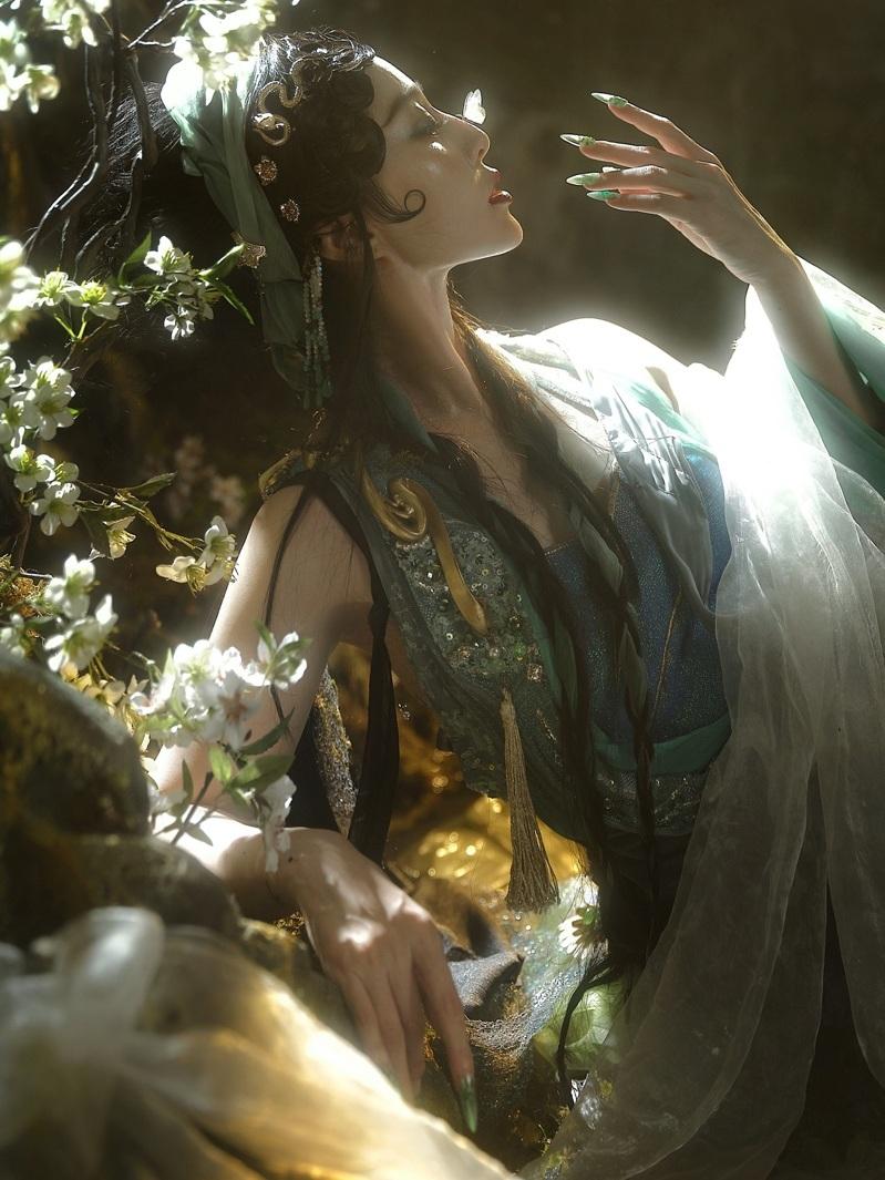 范冰冰模仿张曼「青蛇」的经典角色。(取材自Instagram)