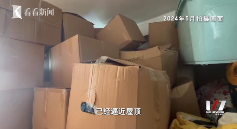 去年王阿姨家中的快递多到已逼到屋顶。（取材自看看晨报）