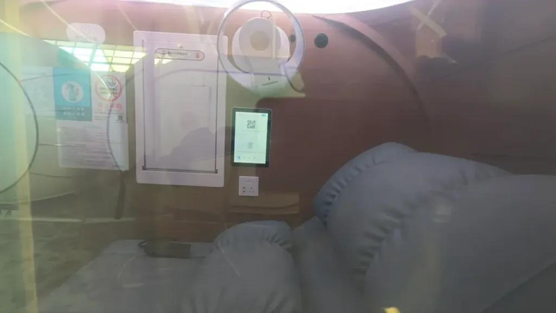 浦东机场T2航站楼的睡眠舱。（取材自澎湃新闻）