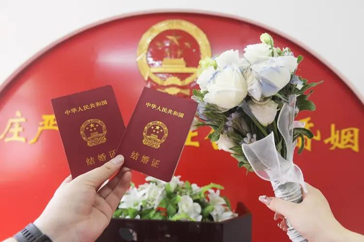 男子在领证六天后,才得知妻子患有精神残疾二级。图为领证示意图。(取材自广州日报)
