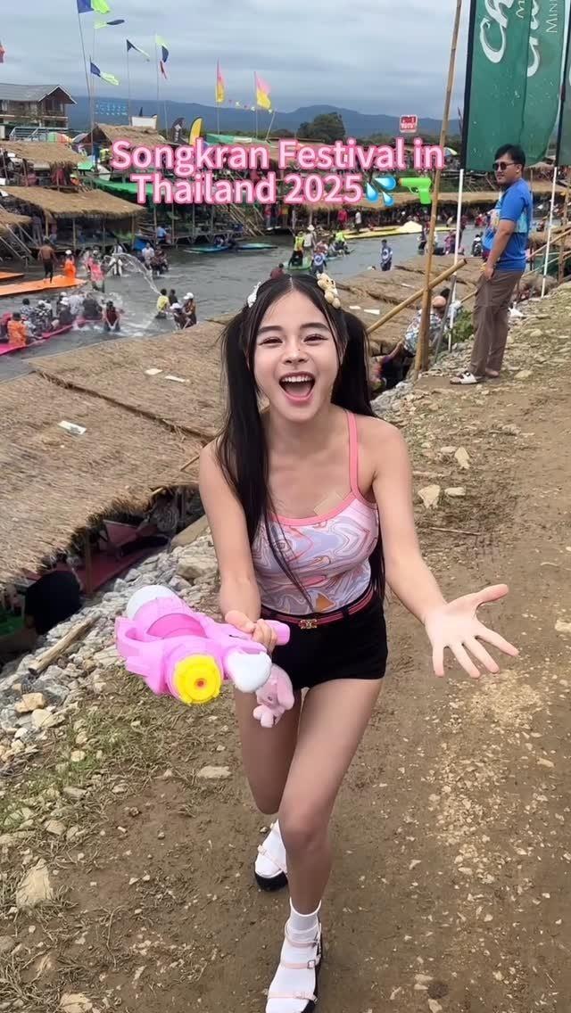 豆腐妹妹在TikTok上已有近200万粉丝,其发布的影片均有上万点赞。影片里的她永远笑眼弯弯的,向大家展示她的留学生活。(取材自羊城晚报)