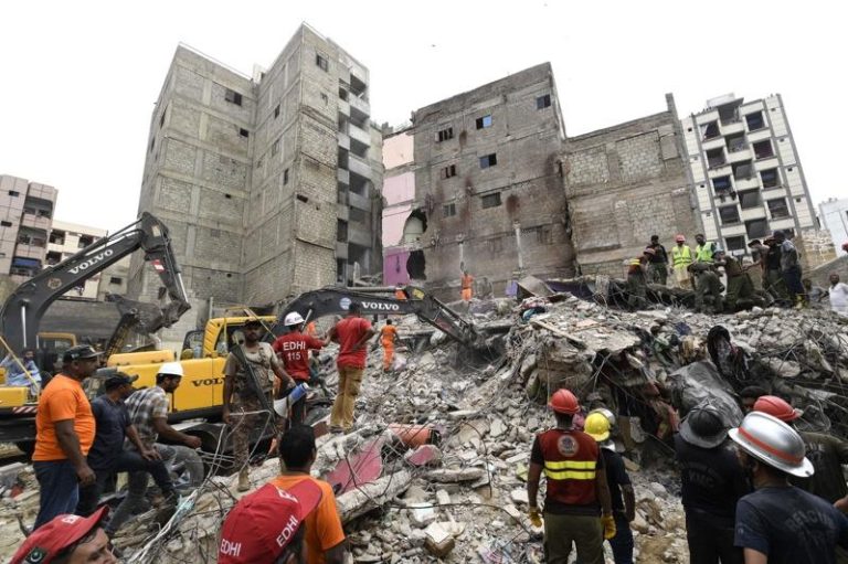 巴基斯坦南部港市喀拉蚩（Karachi）一栋公寓4日倒塌，迄今已造成16人丧命、13人受伤。欧新社