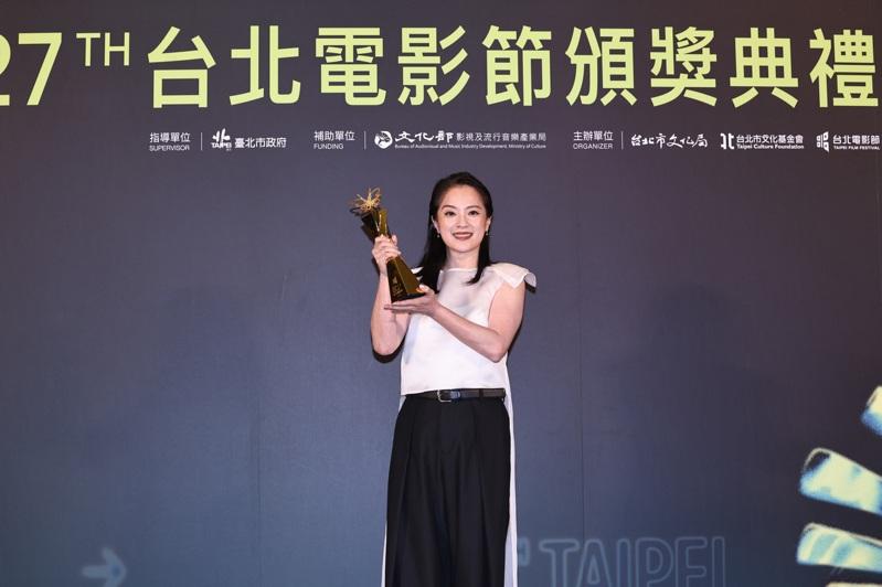 高伊玲亲吻奖座。记者王聪贤／摄影