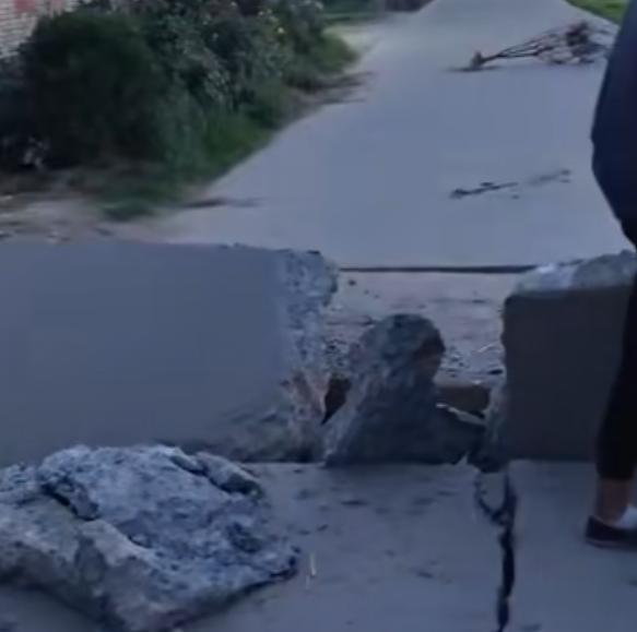 河南一乡村道路因高温爆裂。(取材自新京报)