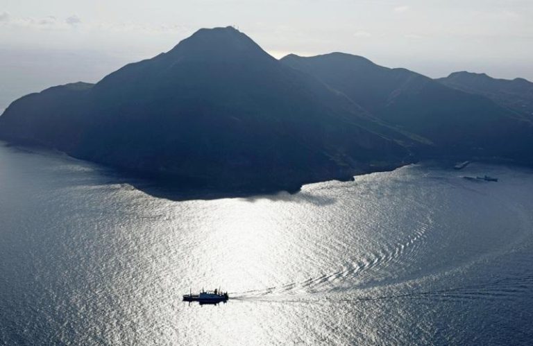 日本鹿儿岛十岛村恶石岛5日观测到震度5级的地震。（路透）