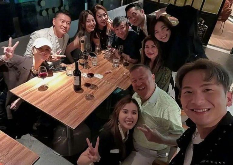 香港女艺人邓凯文(前排左)以半蹲姿势出现在曾志伟(前排中)双腿之间。(取材自微博)