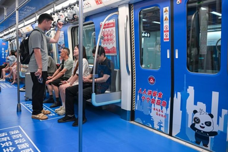 图为成都地铁。(中新社)