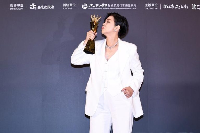 杨贵媚亲吻奖座。（记者王聪贤／摄影）