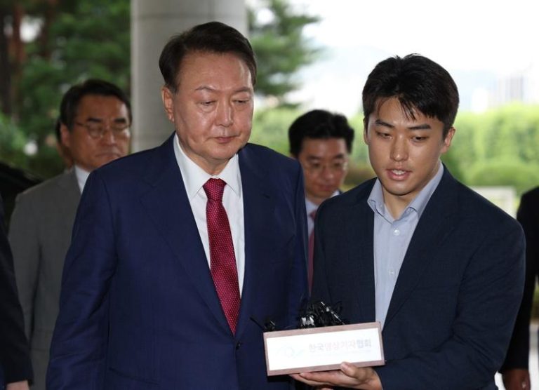 南韩前总统尹锡悦（左）5日前往独立检察官赵垠奭办公室应讯。（欧新社）