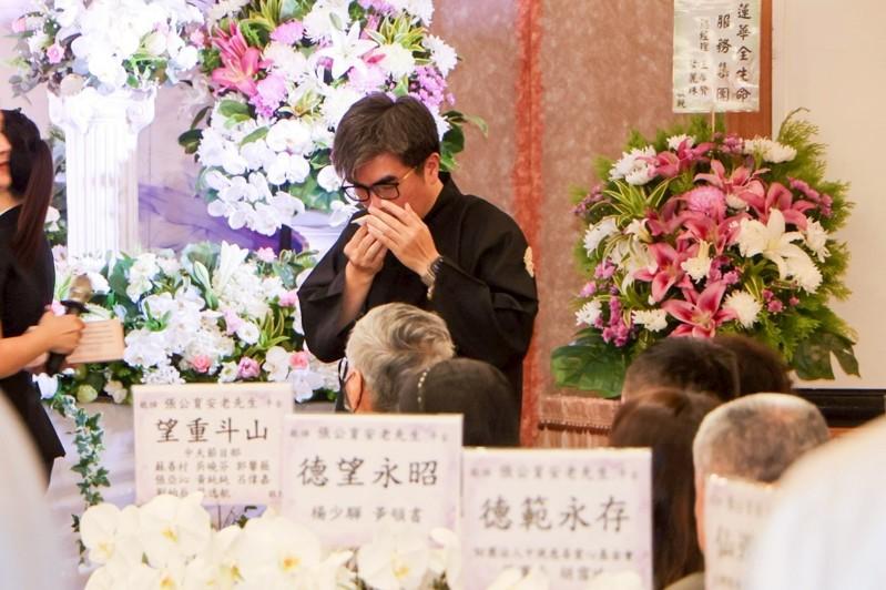 张育安儿子张志群泪崩。记者沈昱嘉/摄影