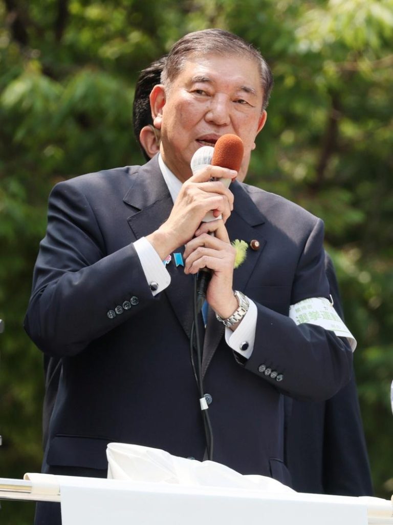 日本首相石破茂为执政党自民党籍候选人助选发表演讲。(欧新社)