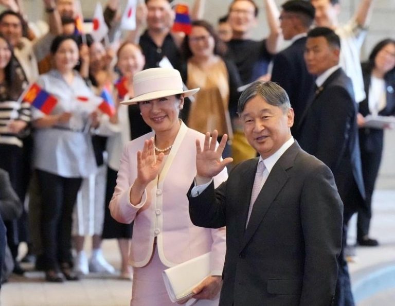 日本天皇德仁(前右)与皇后雅子(前左)抵达蒙古进行国事访问。(欧新社)