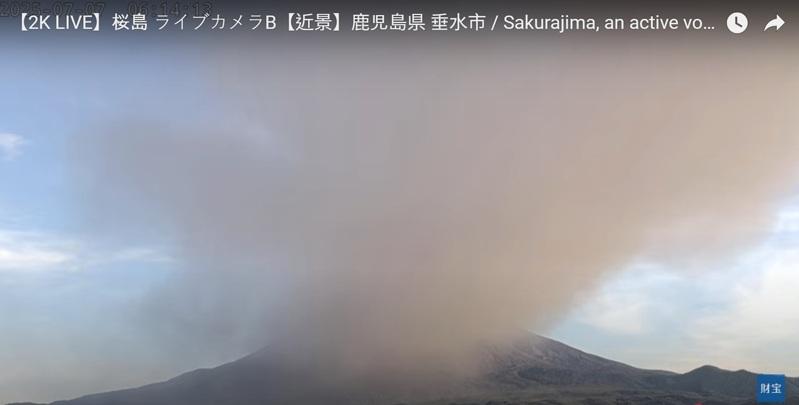 日本樱岛火山6日上午再度喷发,火山灰烟柱达3000公尺。(取材自YouTube)
