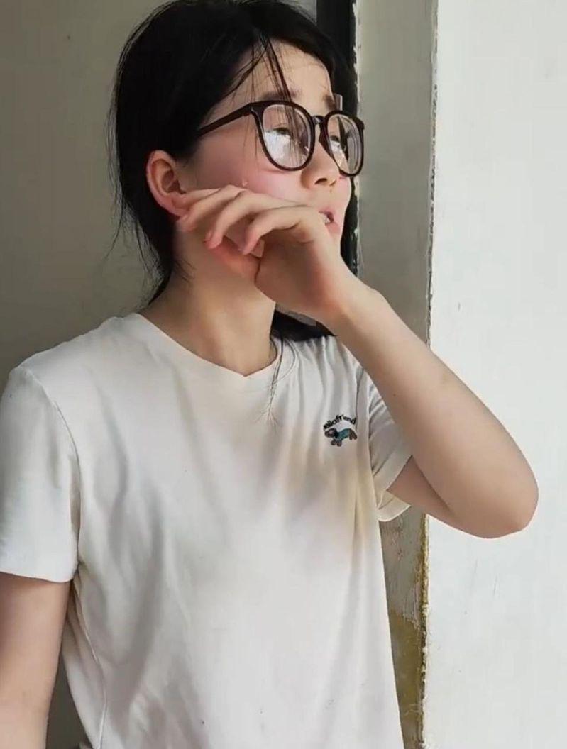 女孩正在擦脸上的汗珠。(取材自极目新闻)