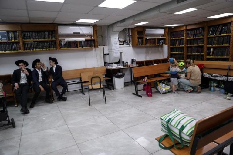 以色列将开始对5万4000名极端正统派犹太教男子征兵，此举可能导致联合政府声明分裂；图为极端正统派犹太人日前待在一座防空洞避难。(路透)