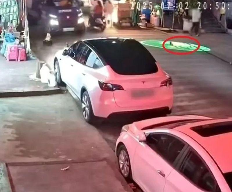 男童躺在光影里。(监控截屏)