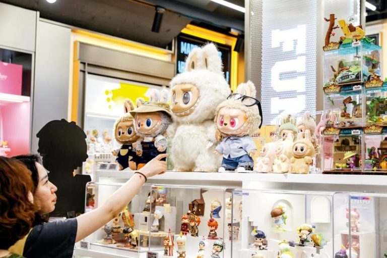 上海一家泡泡玛特线下门店，人们选购Labubu等产品。(取材自中国新闻周刊／东方IC图)