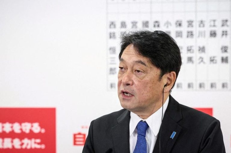 日本自民党政调会长小野寺五典2024年10月27日在自民党总部发表演说。数据照片。路透