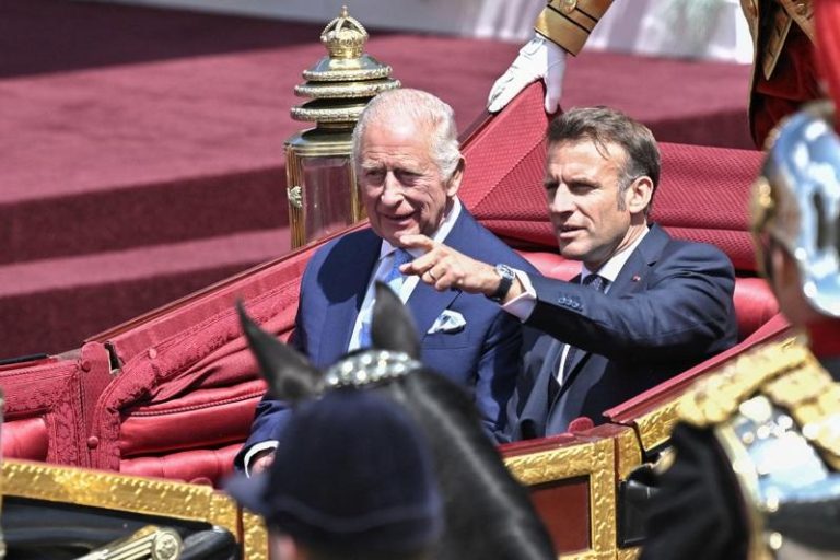 英国国王查理三世(左)今天接待法国总统马克宏到访。(路透)