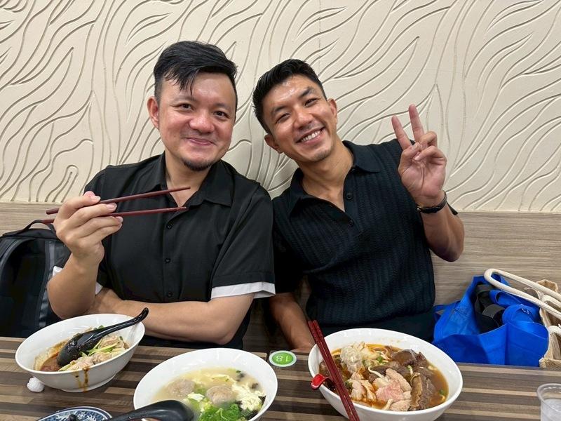 影帝万洛隆甘迦(右)与泰文翻译John(左)来台湾享用美食牛肉面。图/牵猴子提供