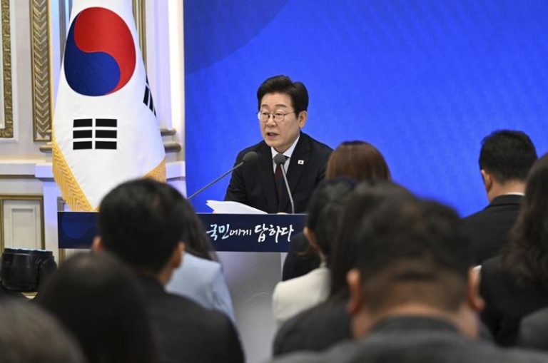 南韩表态保护国家利益比迅速与美国谈成贸易协议重要。图中为新上任一个月的南韩总统李在明。(美联社)