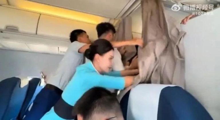 演员田栩宁的多名粉丝闯入飞机商务舱，机组人员奋力阻拦。（视频截屏）