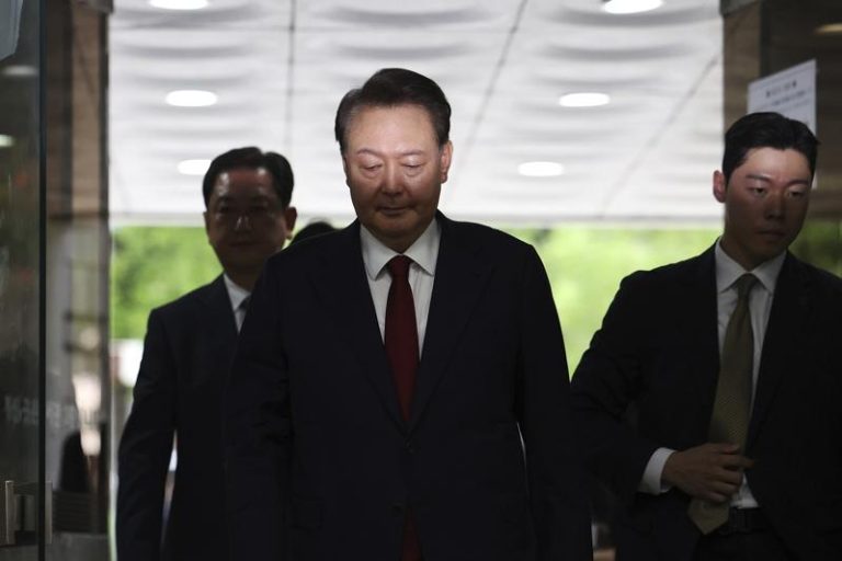 南韩前总统尹锡悦（中）9日到首尔中央地方法院，出席对其逮捕令签发的必要性审查。（美联社）