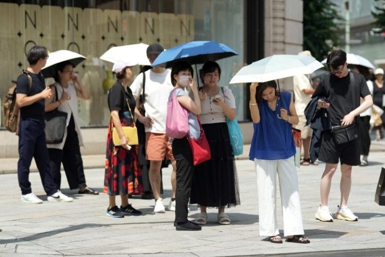 日本多地今天持续飙高温，共32个地区接获中暑风险极高的「中暑警报」，接获这项警报的地区数量为今年最多。美联社
