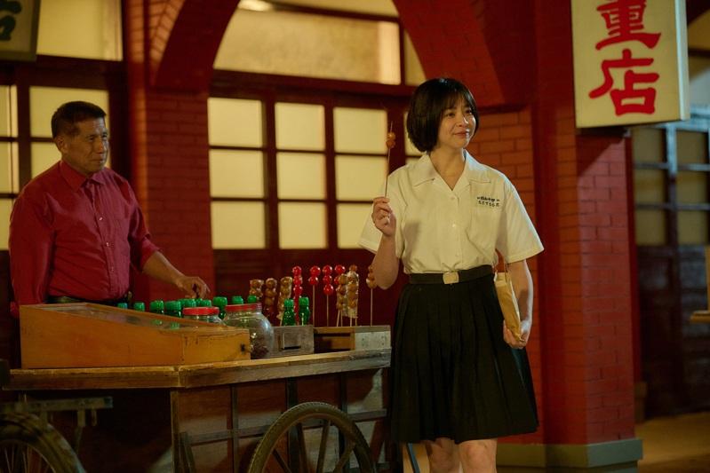 蔡祥在「宝岛西米乐」中饰演西服店的女儿。(图／台视提供)