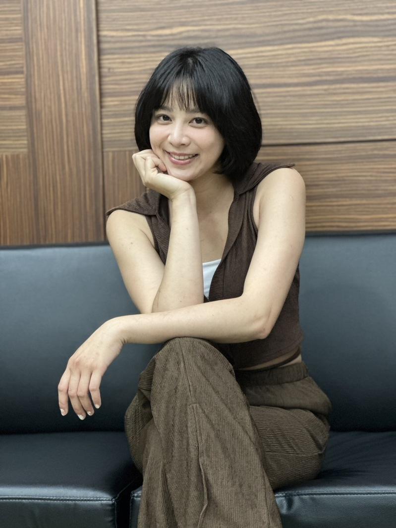 蔡祥在「宝岛西米乐」中饰演西服店的女儿。(图／台视提供)