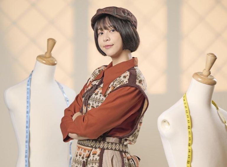 蔡祥在「宝岛西米乐」中饰演西服店的女儿。(图／台视提供)