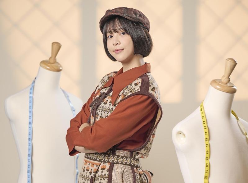 蔡祥在「宝岛西米乐」中饰演西服店的女儿。(图/台视提供)