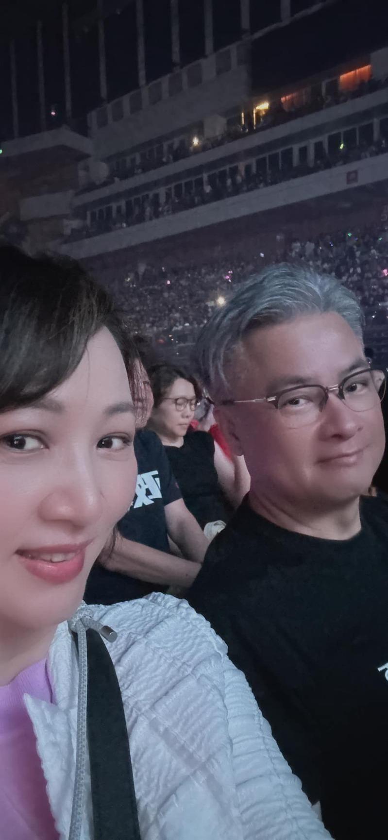 郁方(左)和老公陈昱羲19年婚姻生活令人称羡。(取材自脸书)