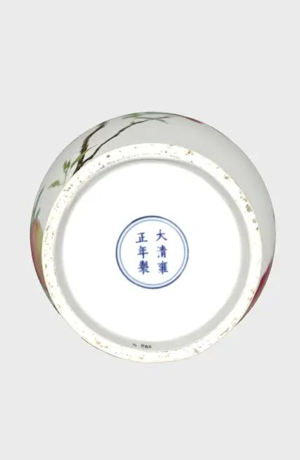 雍正粉彩蝠桃纹橄榄瓶由香港收藏家张万象捐赠。(取材自封面新闻)