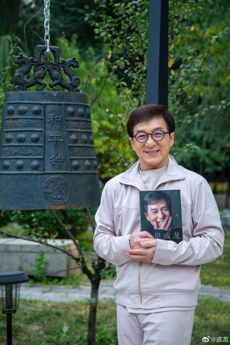 成龙曾经被女粉丝三度呼巴掌。(取材自微博)