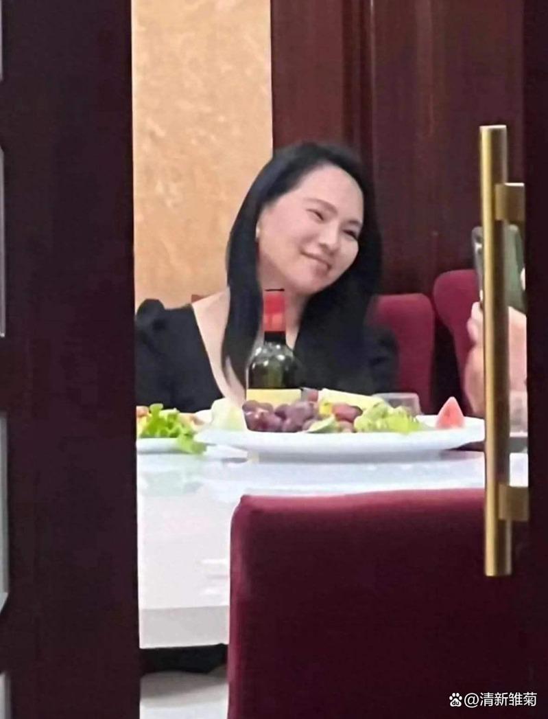 伊能静素颜状态,少了在镜头前的精致感。(取材自微博)