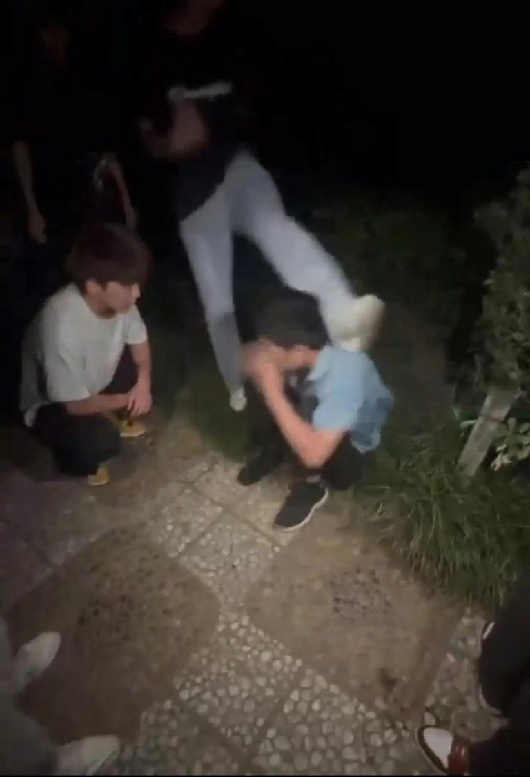 网传视频中，几名年轻人手拿喷雾、棍棒，不断用污言秽语辱骂及踹打被害者。（视频截屏）
