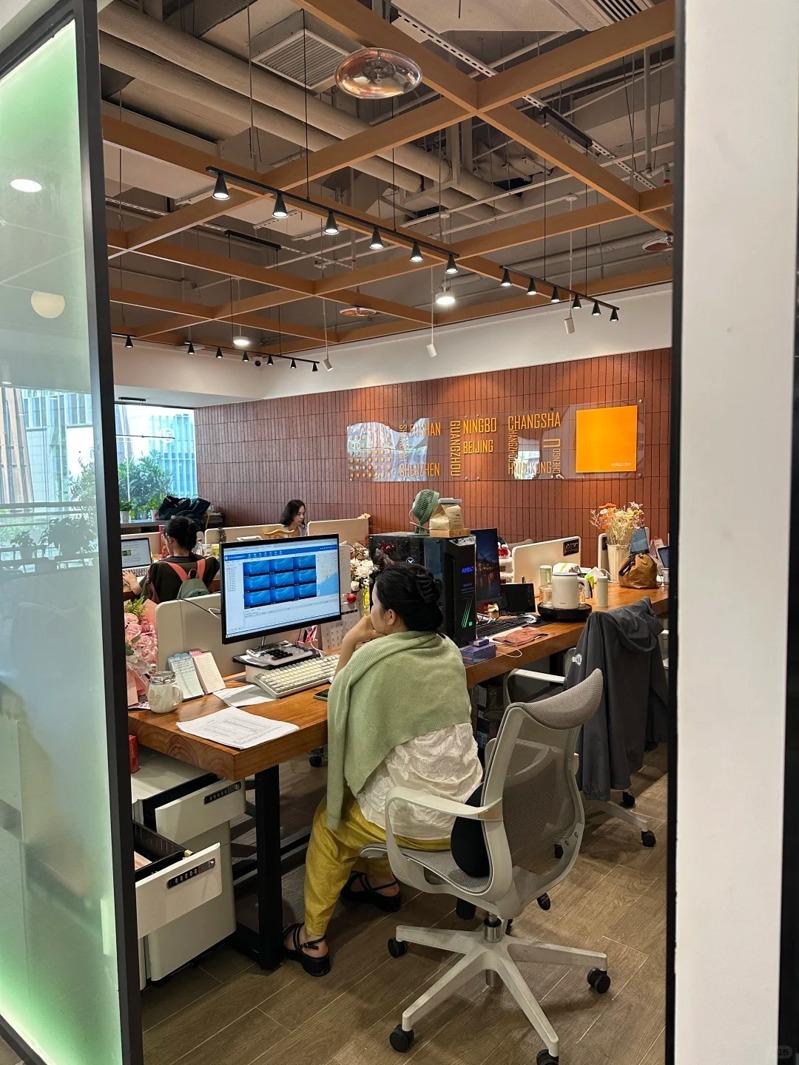 假装上班公司除了成为失业者的避风港,也是很多自由工作者的办公空间。(取材自小红书)
