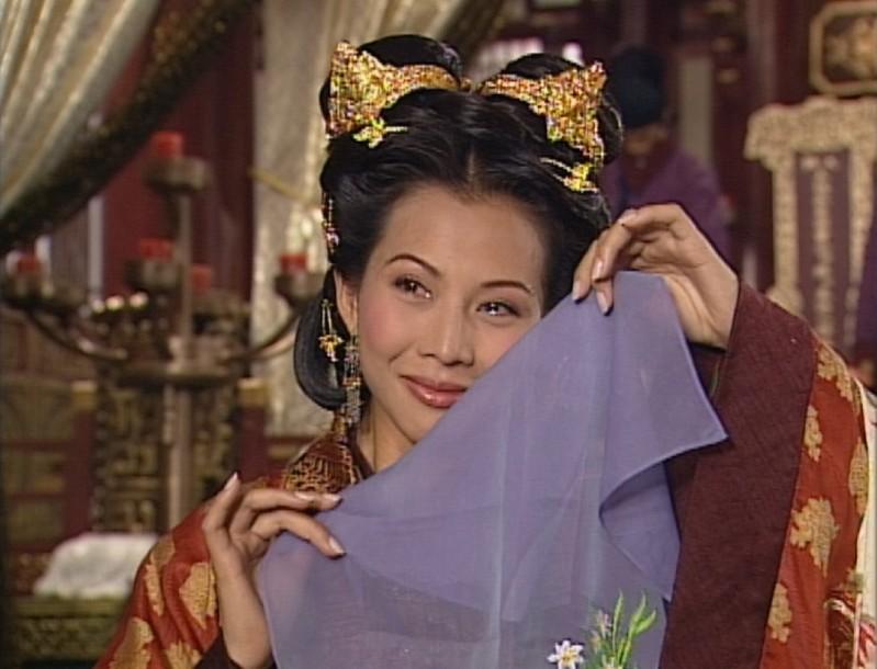 蔡少芬重现「洛神」名场面「薄纱掩面」,带领观众忆起剧中三角关系。图/年代提供